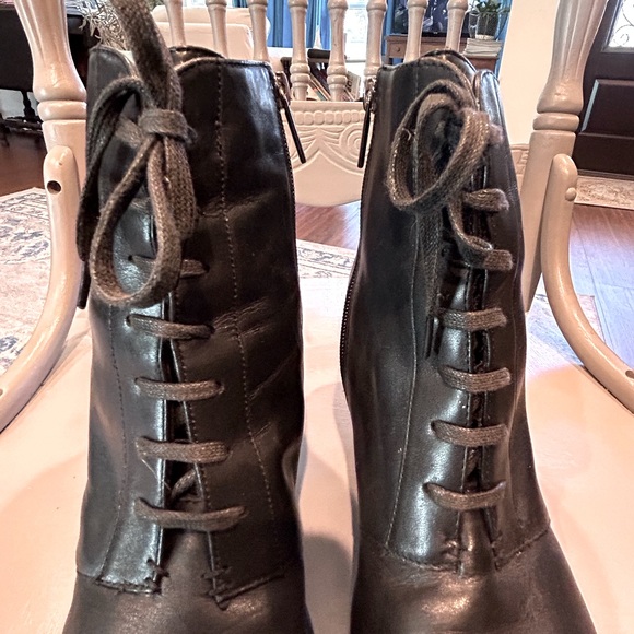 Black leather Bandolino size 8M lace up with 3 inch heels. In great shape! - Picture 3 of 7